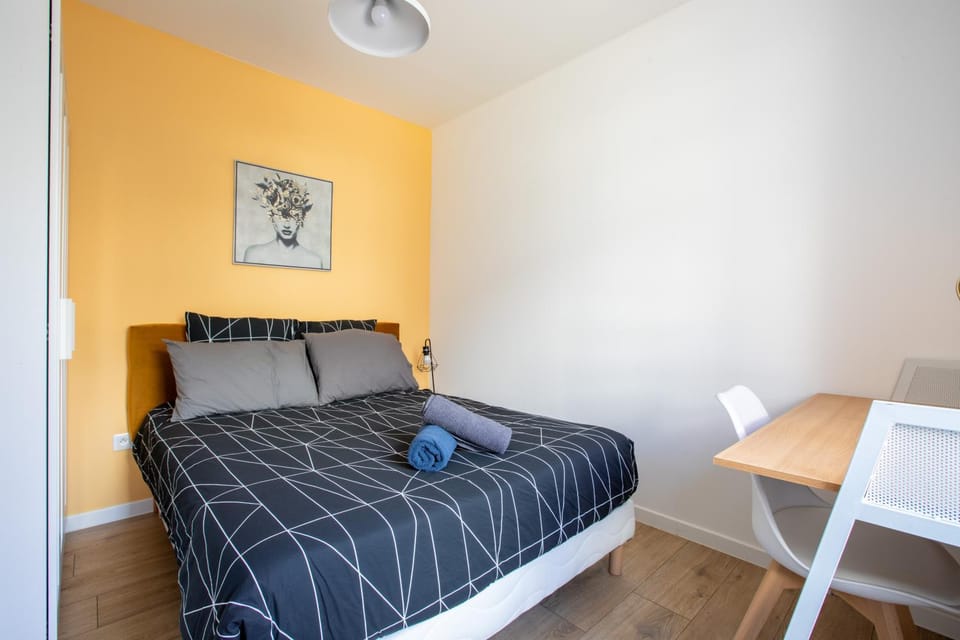 Bed, Photo of the whole room, Seating area, Bedroom