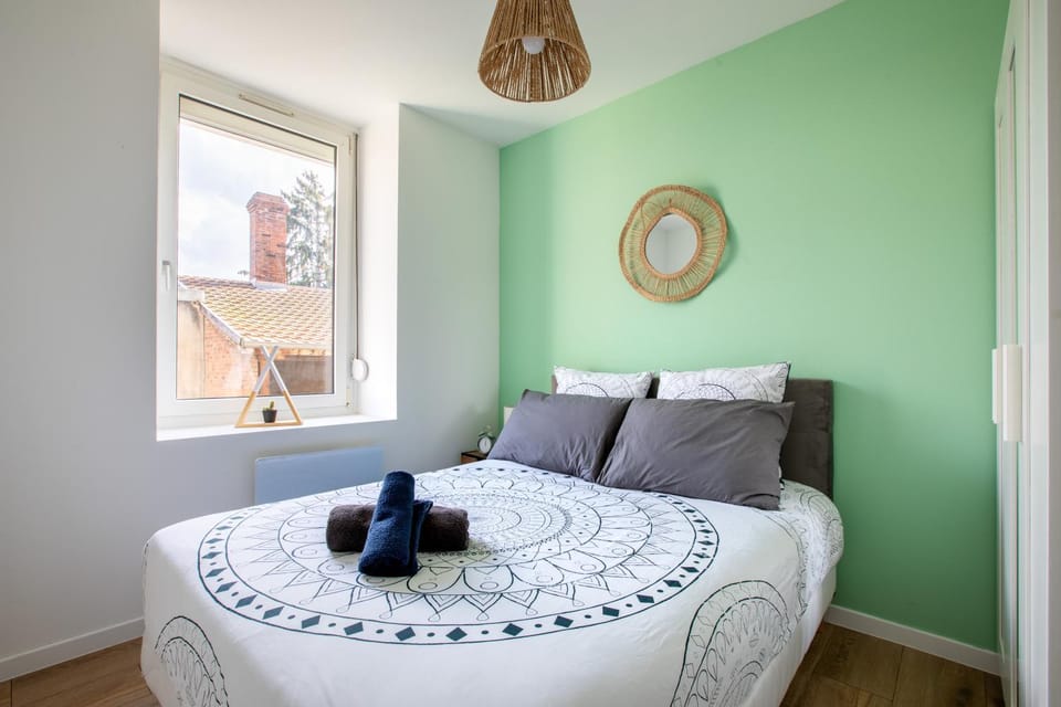 Bed, Photo of the whole room, Bedroom, towels