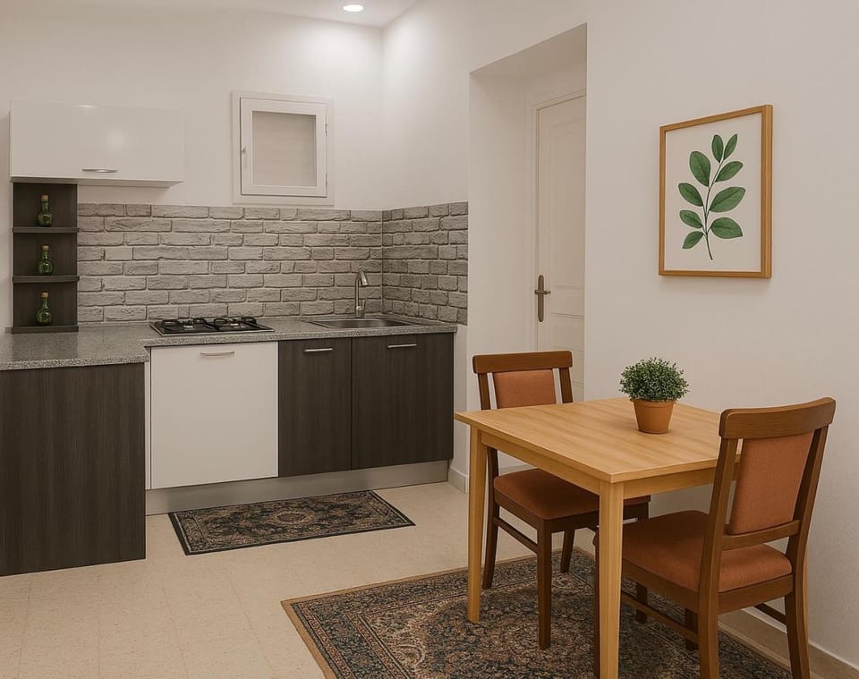 Kitchen or kitchenette, Dining area
