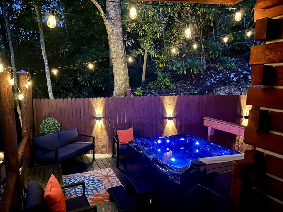 Patio, Natural landscape, Hot Tub, Seating area