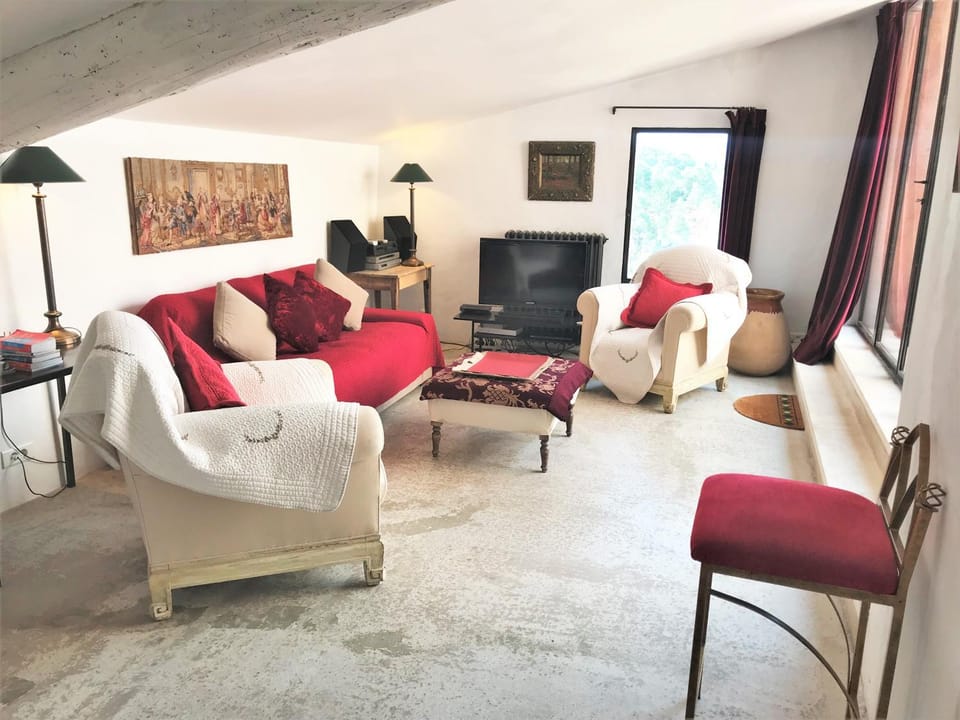 Communal lounge/ TV room, TV and multimedia, Living room, Seating area, Evening entertainment