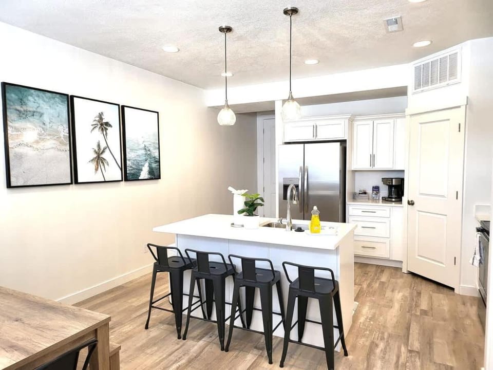 Bear Lake Retreat - Walk to Marina & Market! House in Garden City