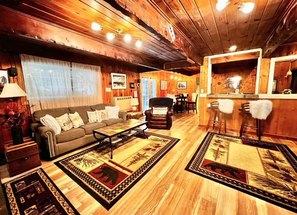 Cozy Yosemite Cabin with Hot Tub in the Pines Cabin in Fish Camp