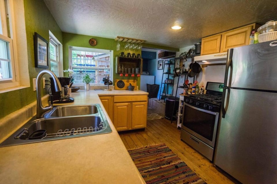 Kitchen or kitchenette, oven, stove
