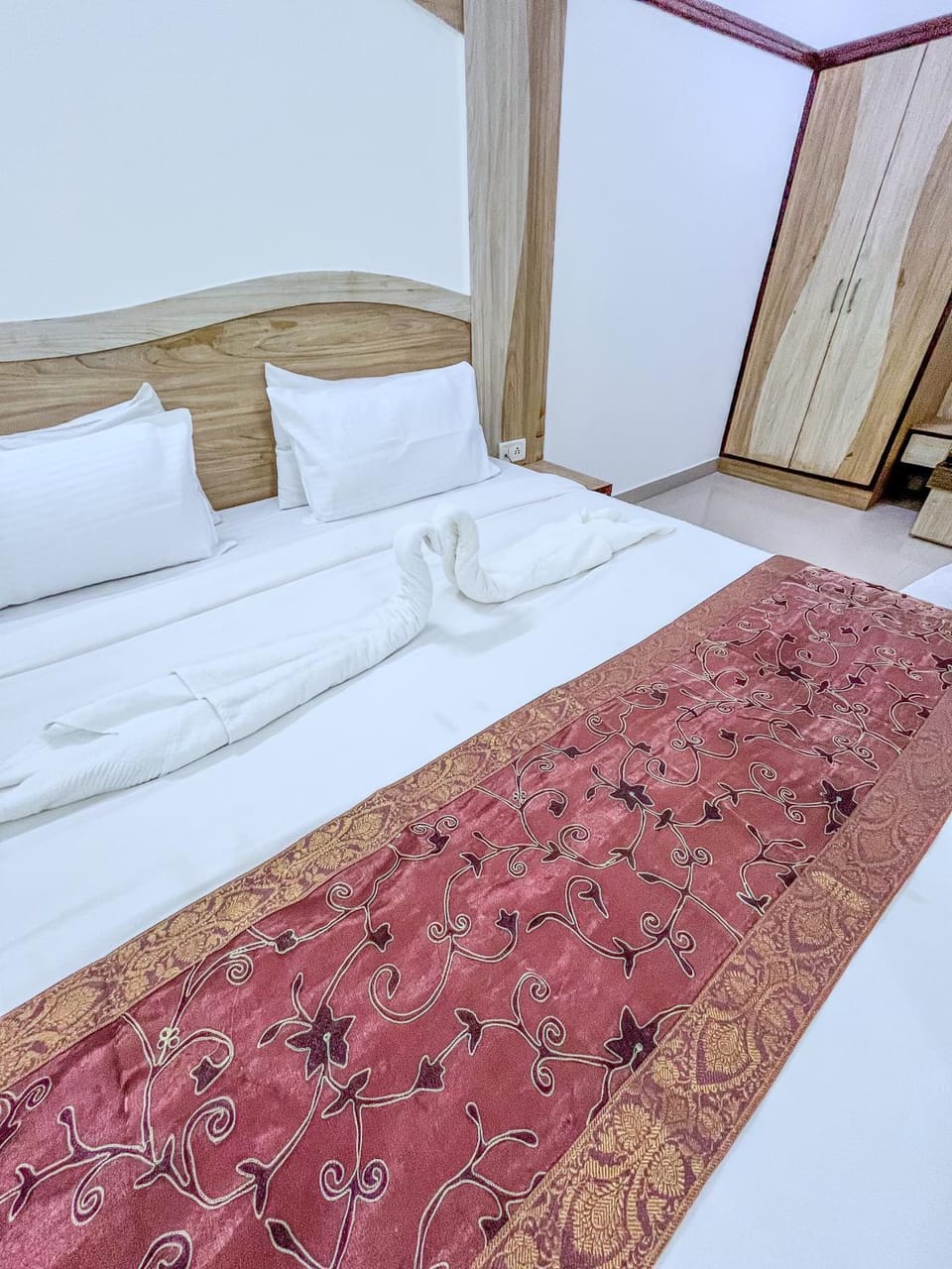 Bed, towels