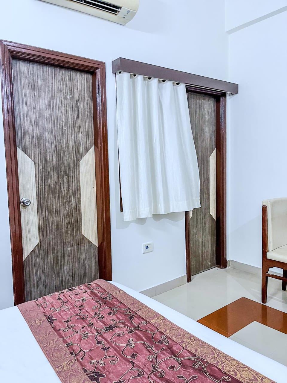 Photo of the whole room, air conditioner