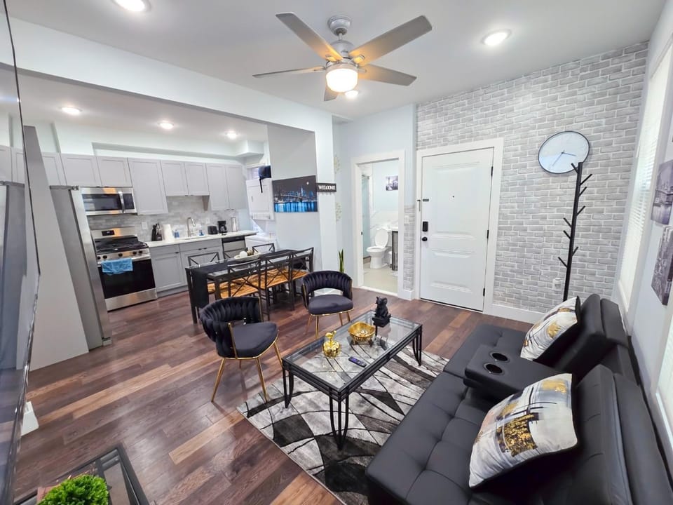 Kitchen or kitchenette, Seating area, Dining area