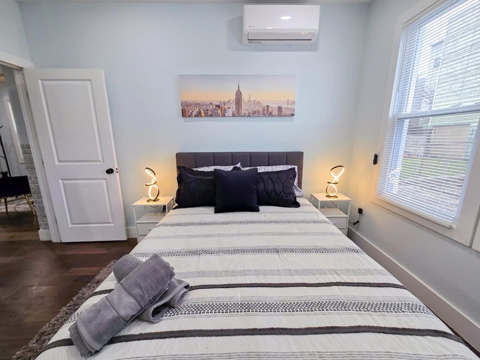 Photo of the whole room, air conditioner