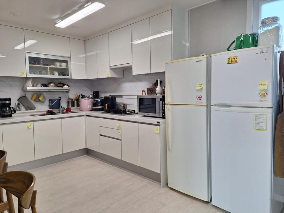Kitchen or kitchenette, oven, toaster