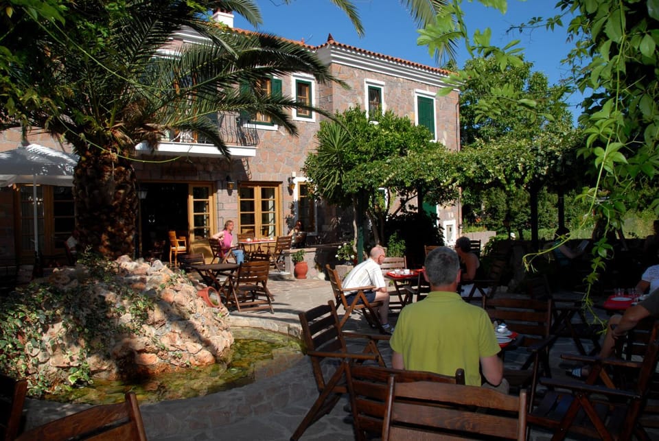 Restaurant/places to eat, group of guests