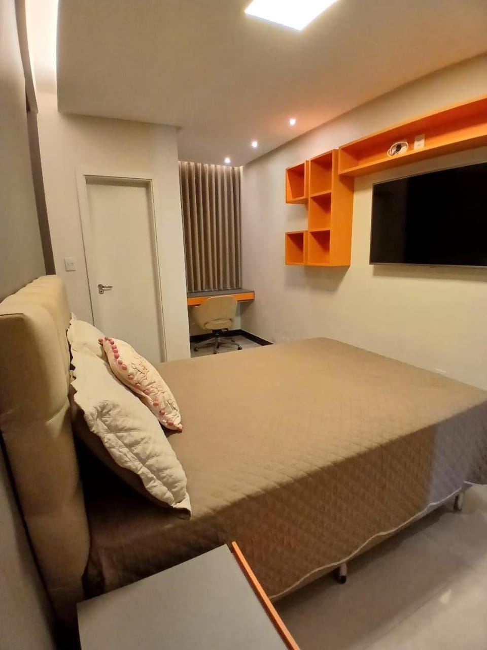 Bed, TV and multimedia, Photo of the whole room, Bedroom
