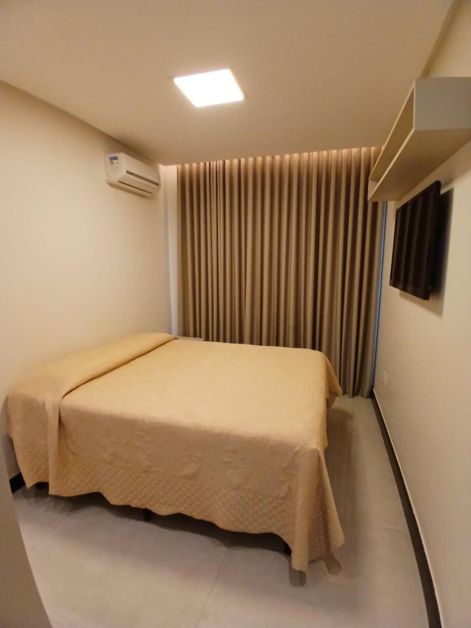 Bed, TV and multimedia, Photo of the whole room, Bedroom, air conditioner