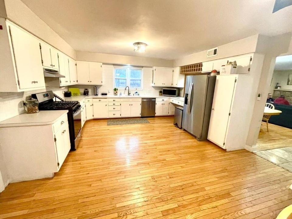 Kitchen or kitchenette, oven, pet friendly, stove