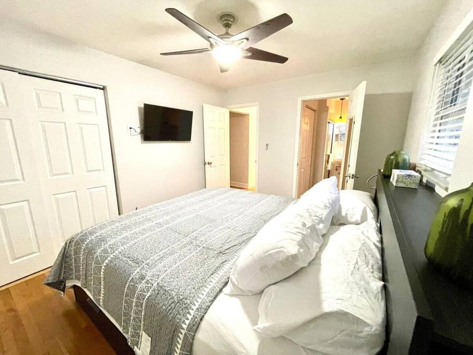 Bed, TV and multimedia, Bedroom