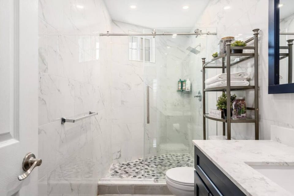 Shower, Toilet, Bathroom, towels