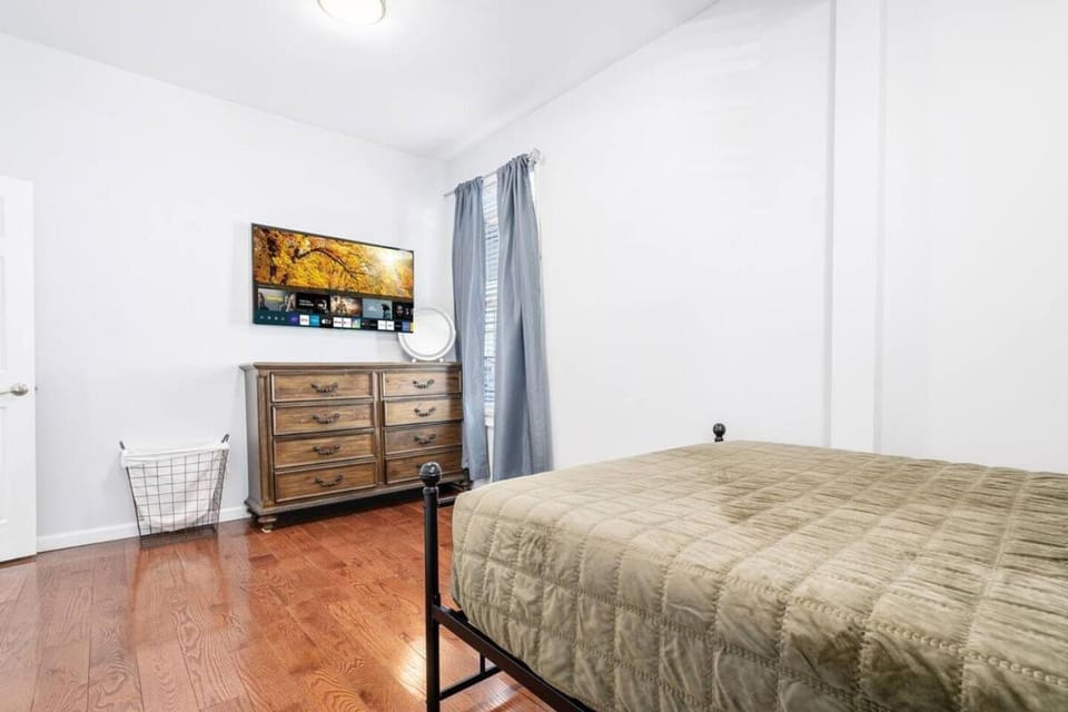 Bed, TV and multimedia, Photo of the whole room, Bedroom
