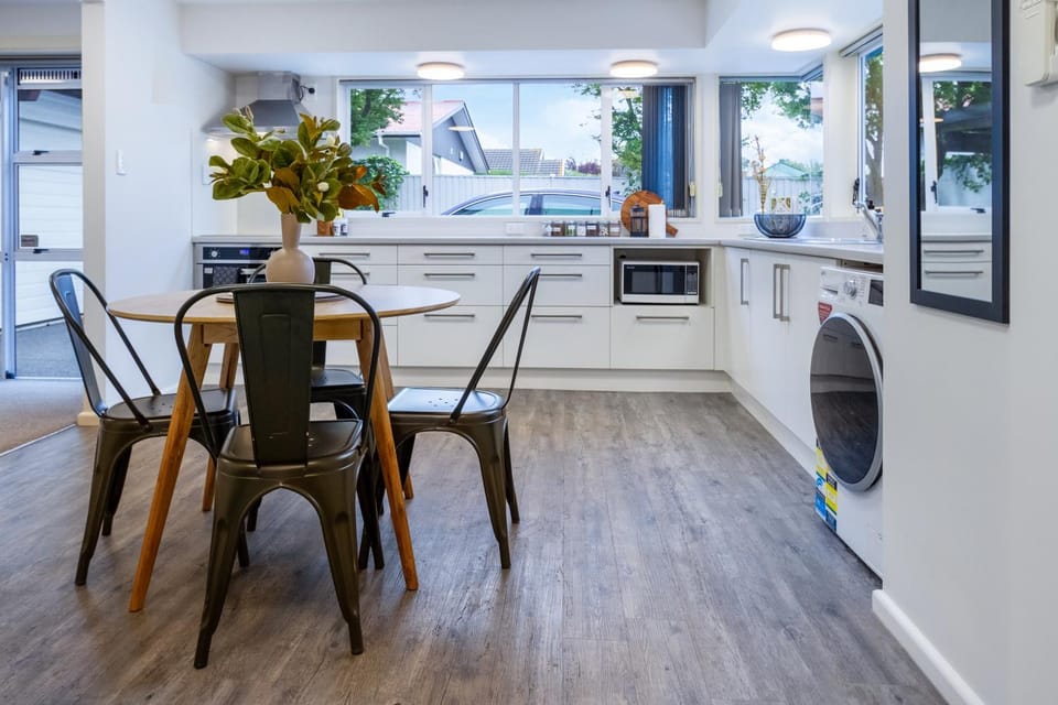 Kitchen or kitchenette, Dining area, oven, stove