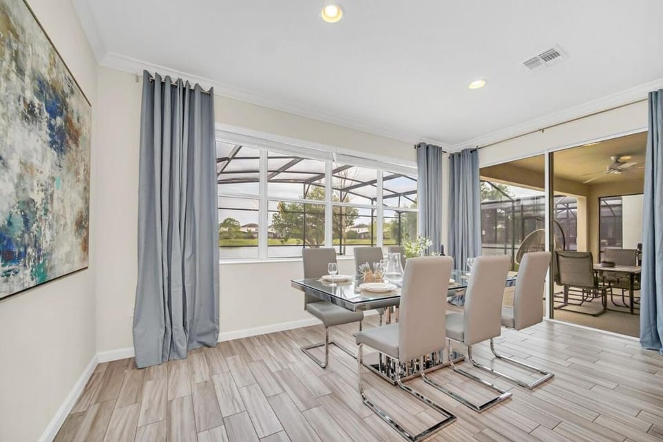 LAKE VILLA 6bd, all un-suite, pool, spa, grill Villa in Kissimmee