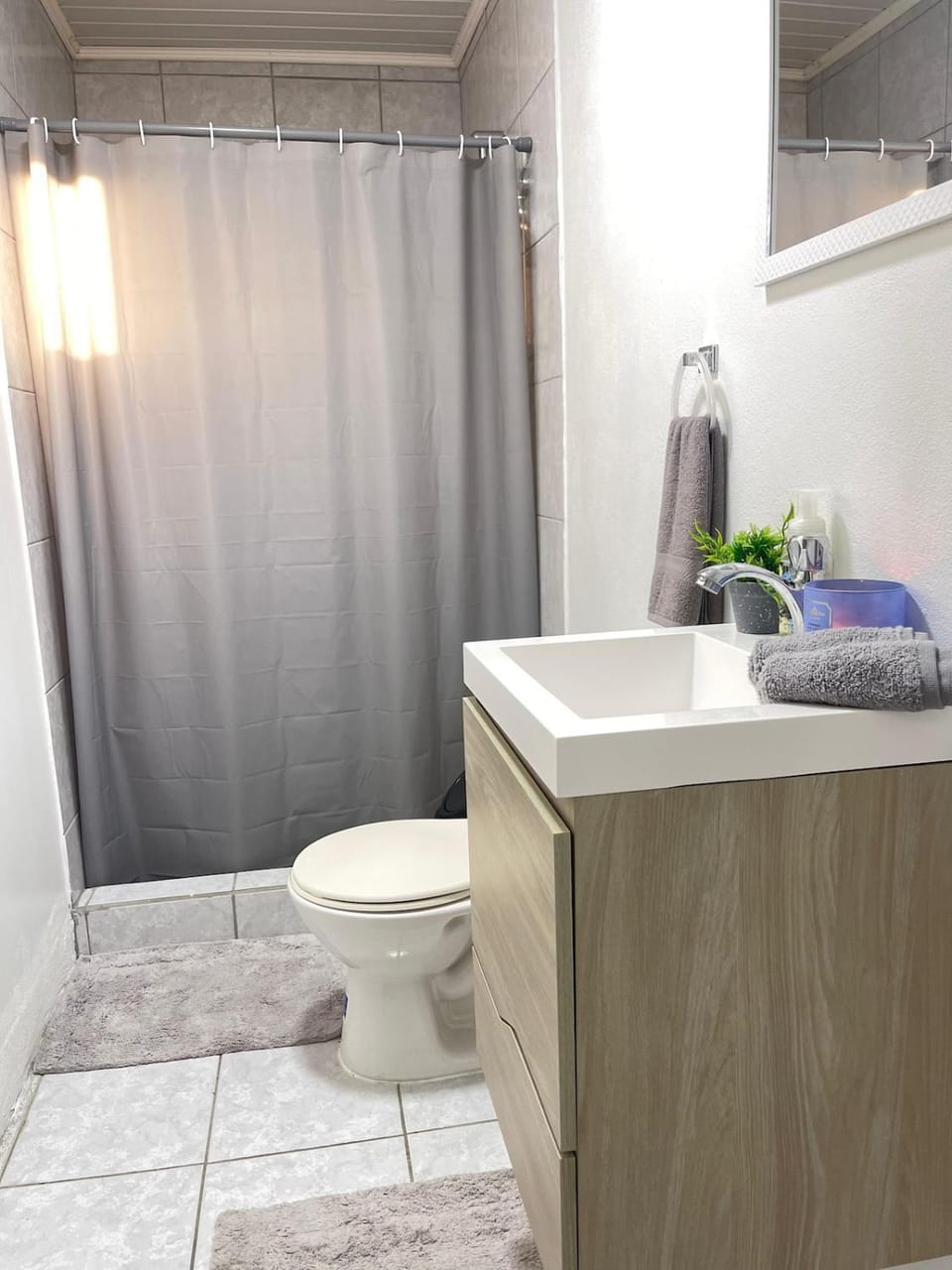 5 minutes Drive to Eagle beach Cozy Private 1BR with pool Apartment in Noord