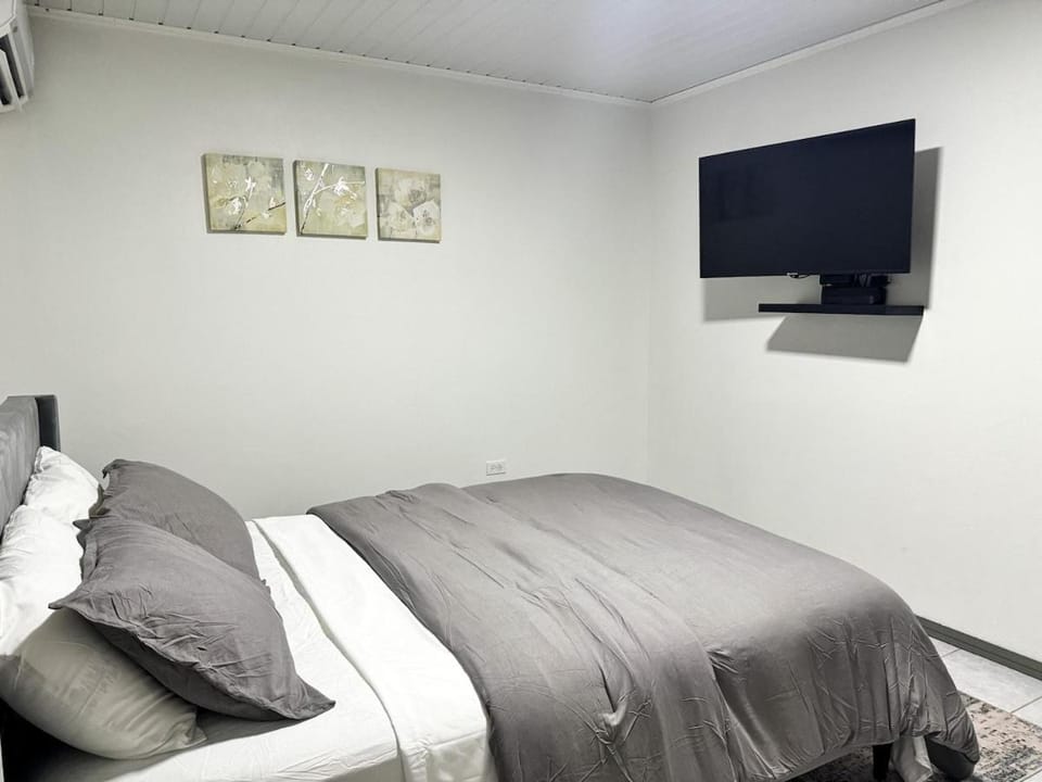 5 minutes Drive to Eagle beach Cozy Private 1BR with pool Apartment in Noord