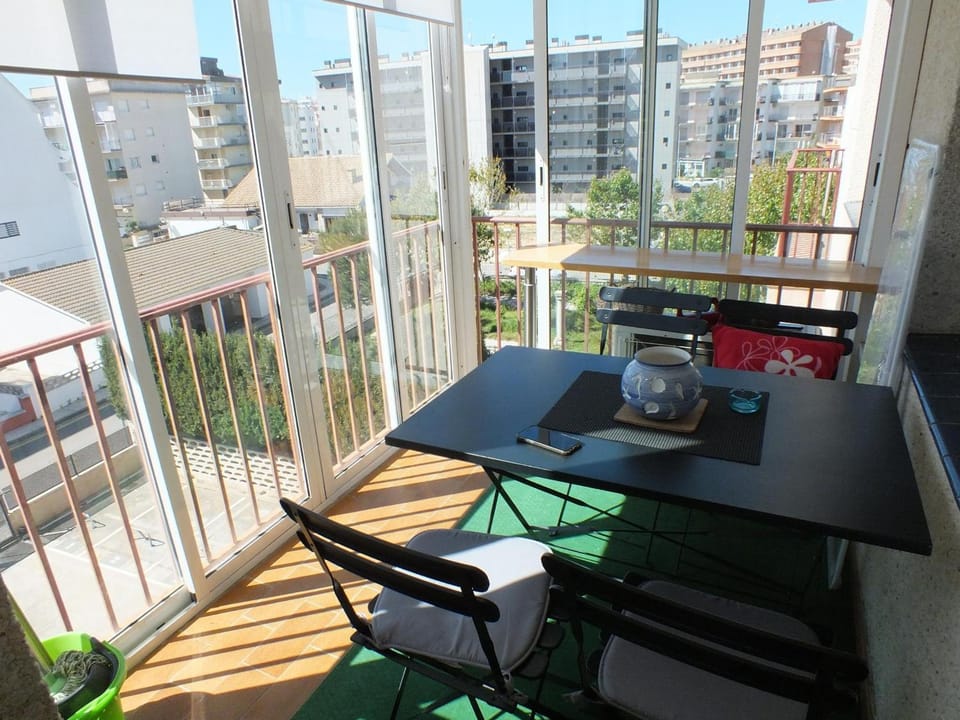 Apartamento renovado cerca de la playa con terraza para 4 personas en Roses - ES-204-73 Apartment in Roses