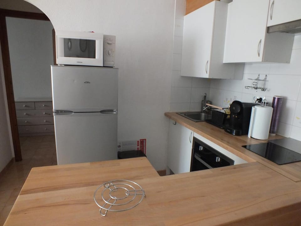 Apartamento renovado cerca de la playa con terraza para 4 personas en Roses - ES-204-73 Apartment in Roses