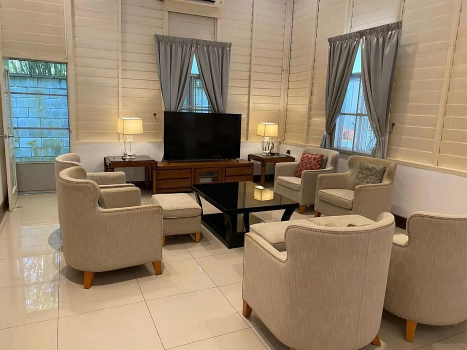 TV and multimedia, Living room, Seating area, air conditioner