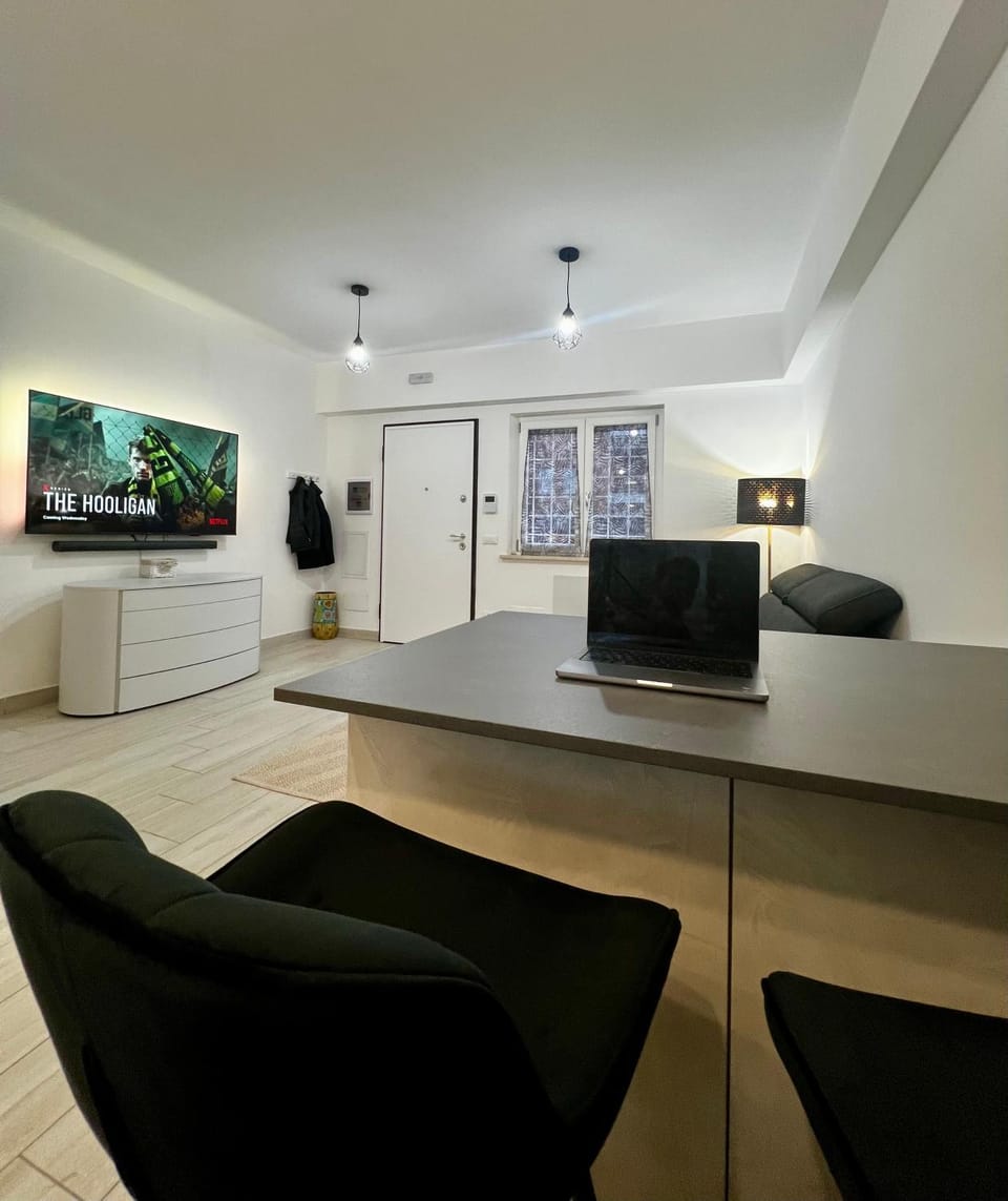Communal lounge/ TV room, TV and multimedia, Living room, Seating area, Dining area, Evening entertainment