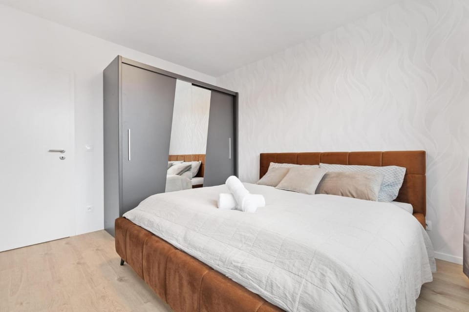 Bedroom, towels, wardrobe