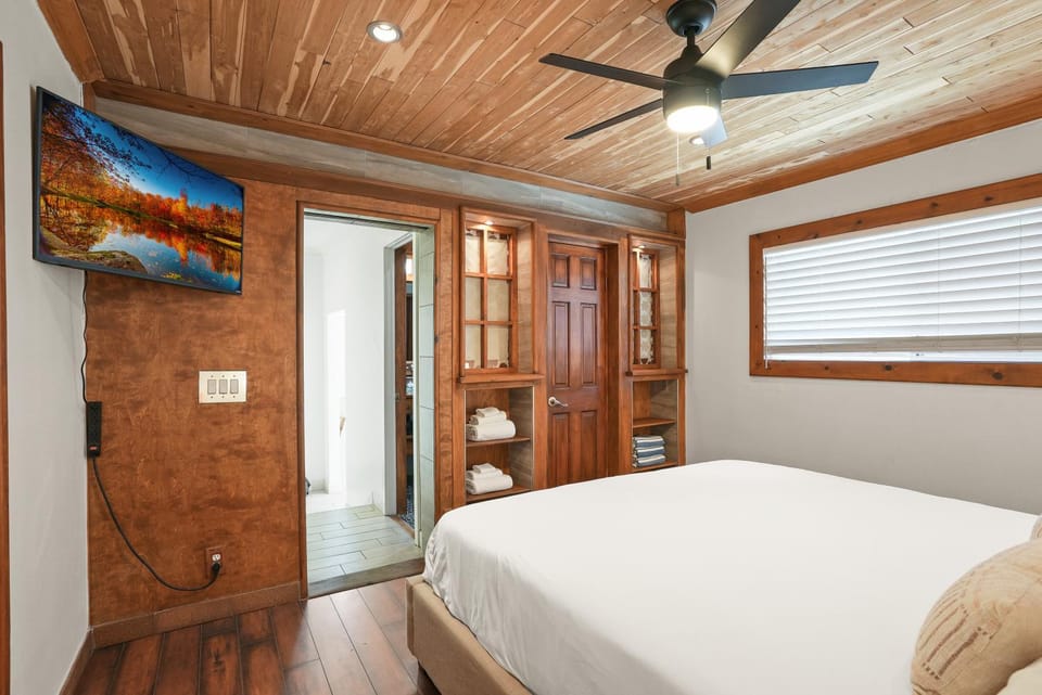 Beachfront Retreat with Ocean Views Private Rooftop Deck Walk to Pier and Town House in Balboa Peninsula