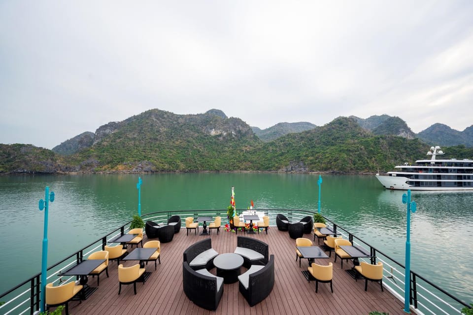 Nearby landmark, Natural landscape, Activities, Seating area, Mountain view, Sea view, sunbed, sunbed