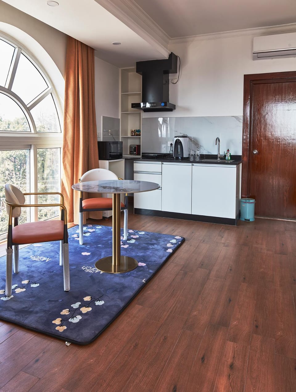 Kitchen or kitchenette, Seating area