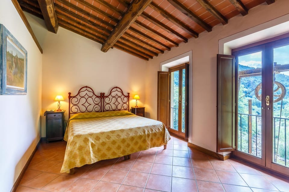 Photo of the whole room, Bedroom, River view