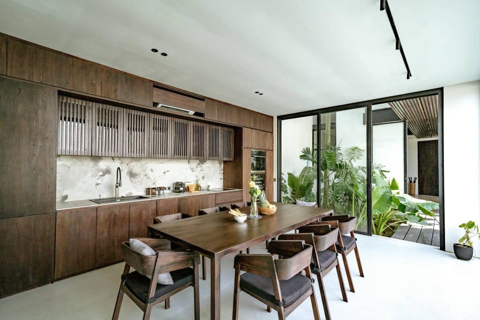 Kitchen or kitchenette, Dining area