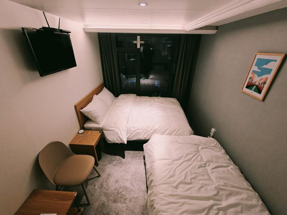 Bed, TV and multimedia, Photo of the whole room