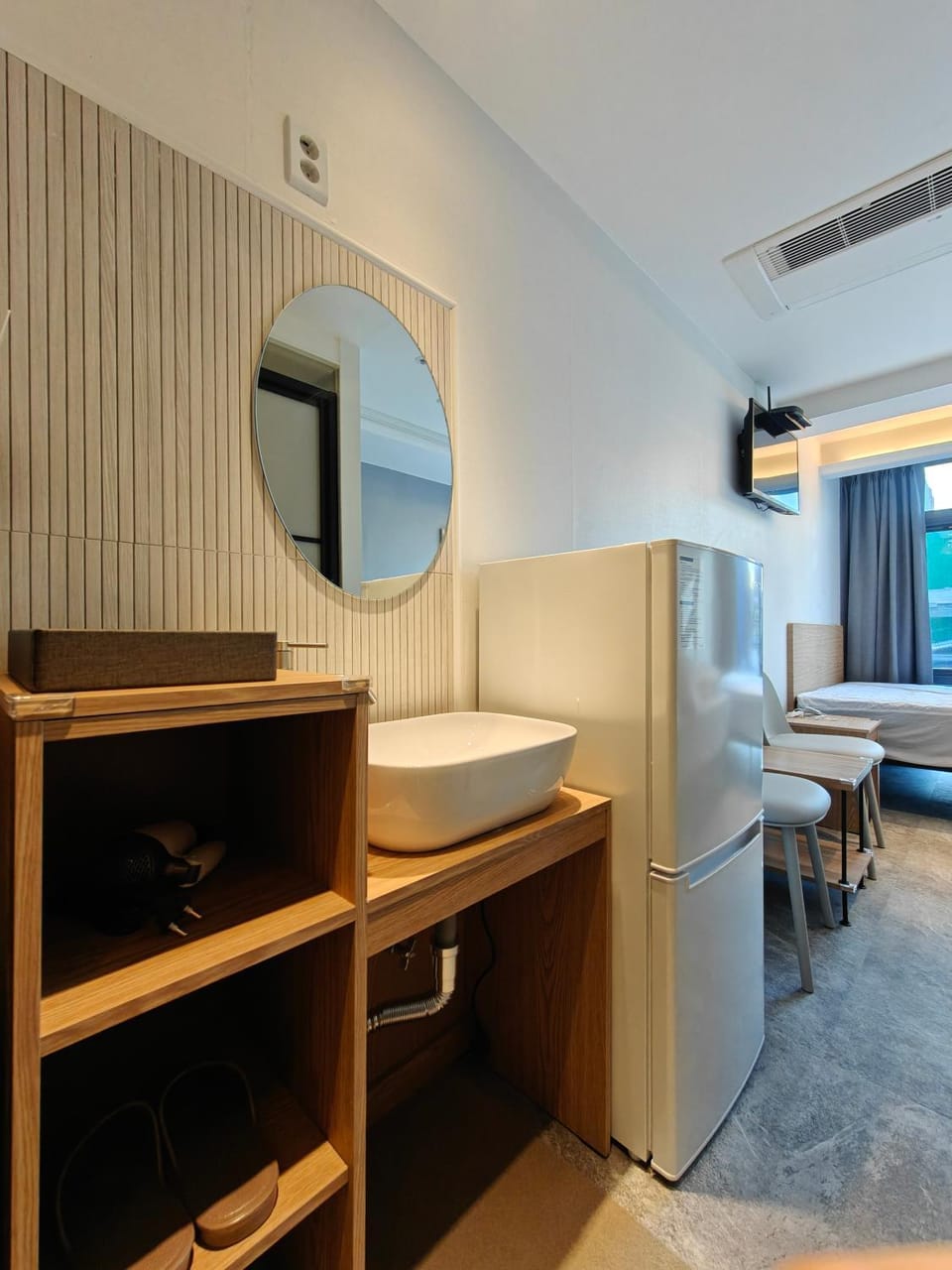 Photo of the whole room, Bedroom, air conditioner