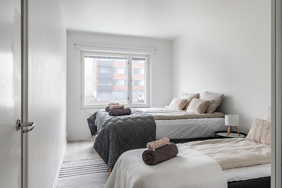 Bed, Bedroom, towels