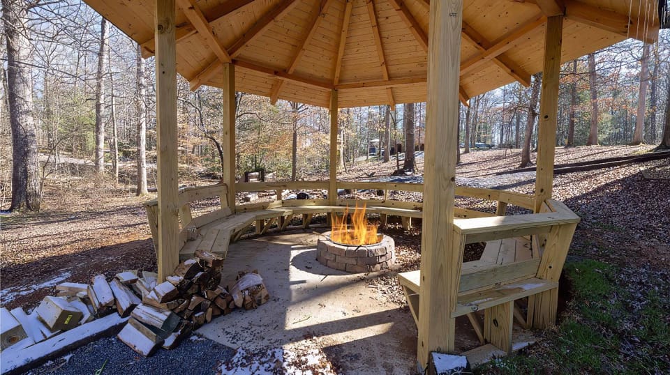 Sasquatch Encounter - Themed Arcade, Theater, Fire Place, FirePit House in Sevierville