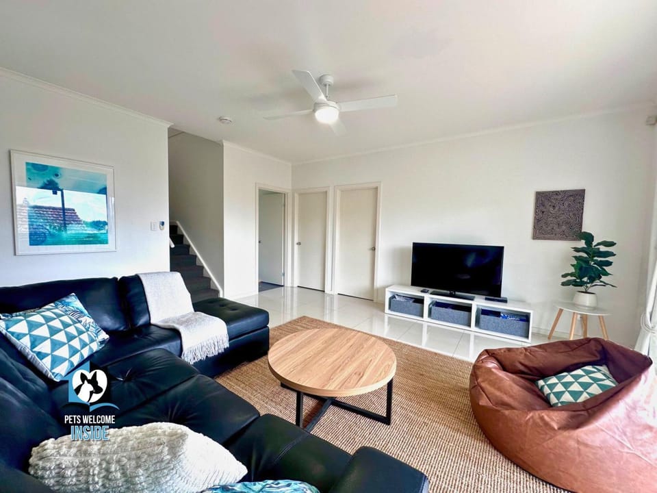 Communal lounge/ TV room, TV and multimedia, Living room, Decorative detail, Decorative detail, Family