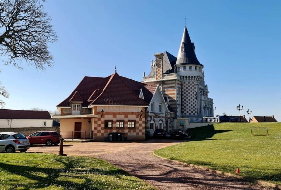Property building, Garden, Location, Parking