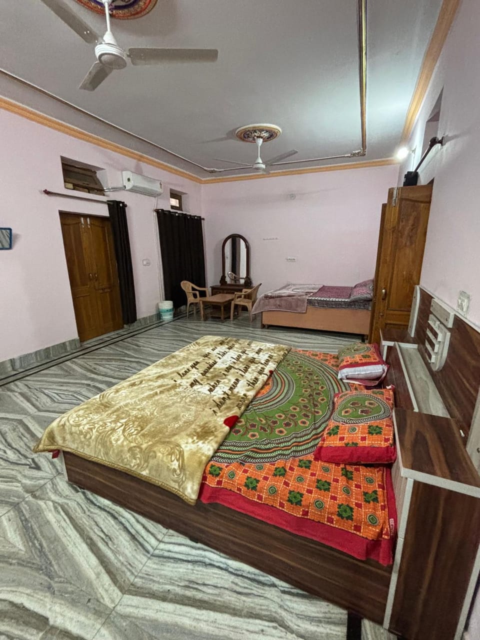 Bed, Living room, Photo of the whole room, Seating area, Dining area, fireplace