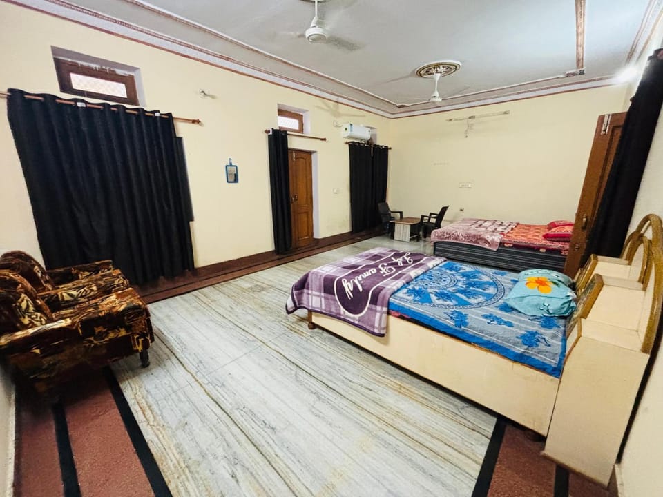 Bedroom, fireplace, air conditioner