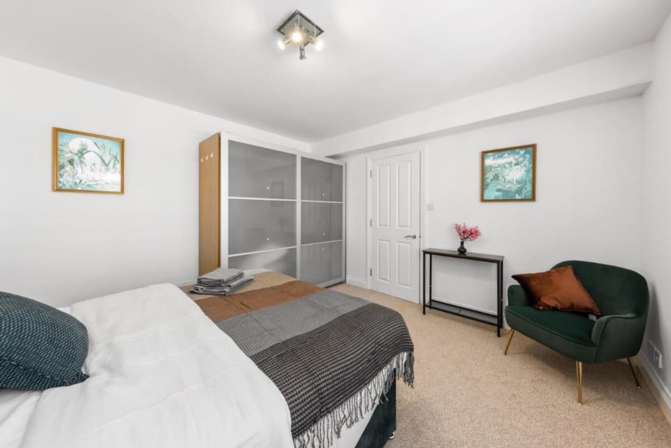 2BR 1BA-CozyRetreat-Sleeps 6-Fast Wifi-Bathtub Apartment in Maidstone