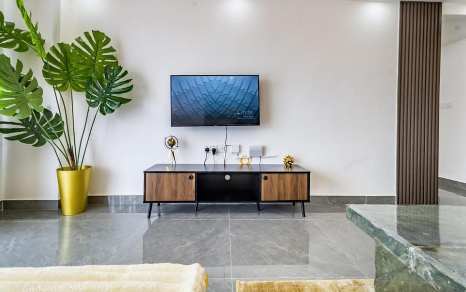 Modern 2 bed Apt in Riverside Westlands Nairobi behind Riverside Square Mall with Gym 5 minutes to CBD with scenic nature and River views situated on the 8th floor Apartment in Nairobi