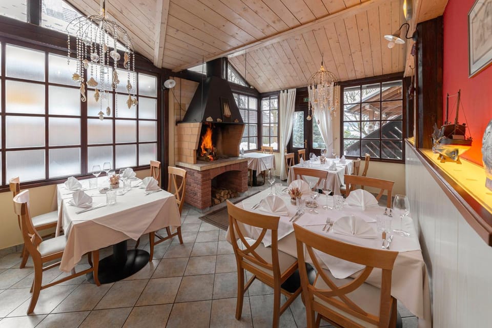 Restaurant/places to eat, Banquet/Function facilities, Dining area