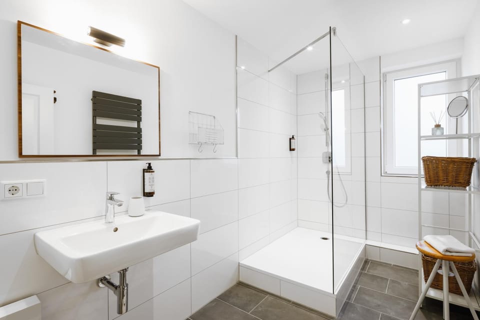 Shower, Toilet, Bathroom, towels