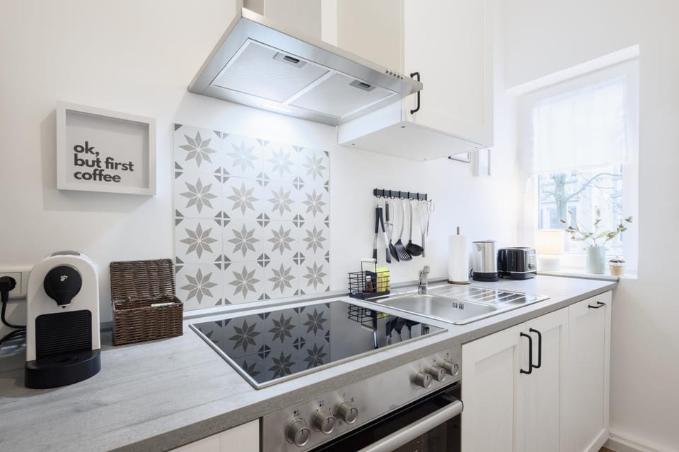 Coffee/tea facilities, Kitchen or kitchenette, dishwasher, stove, toaster