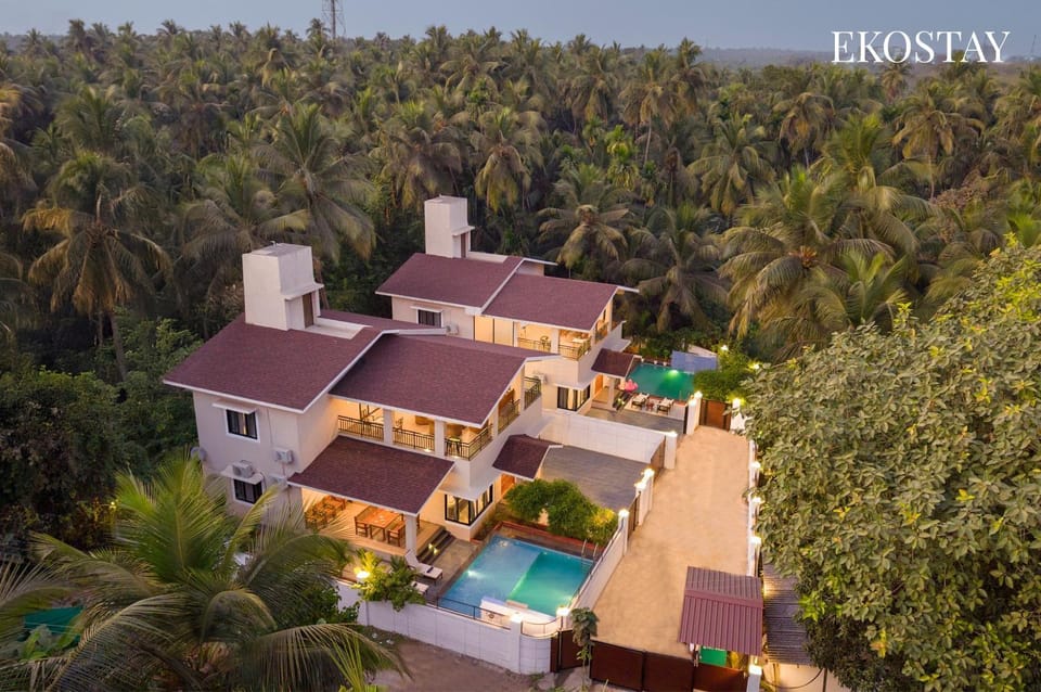 Property building, Day, Natural landscape, Bird's eye view, Pool view, Swimming pool