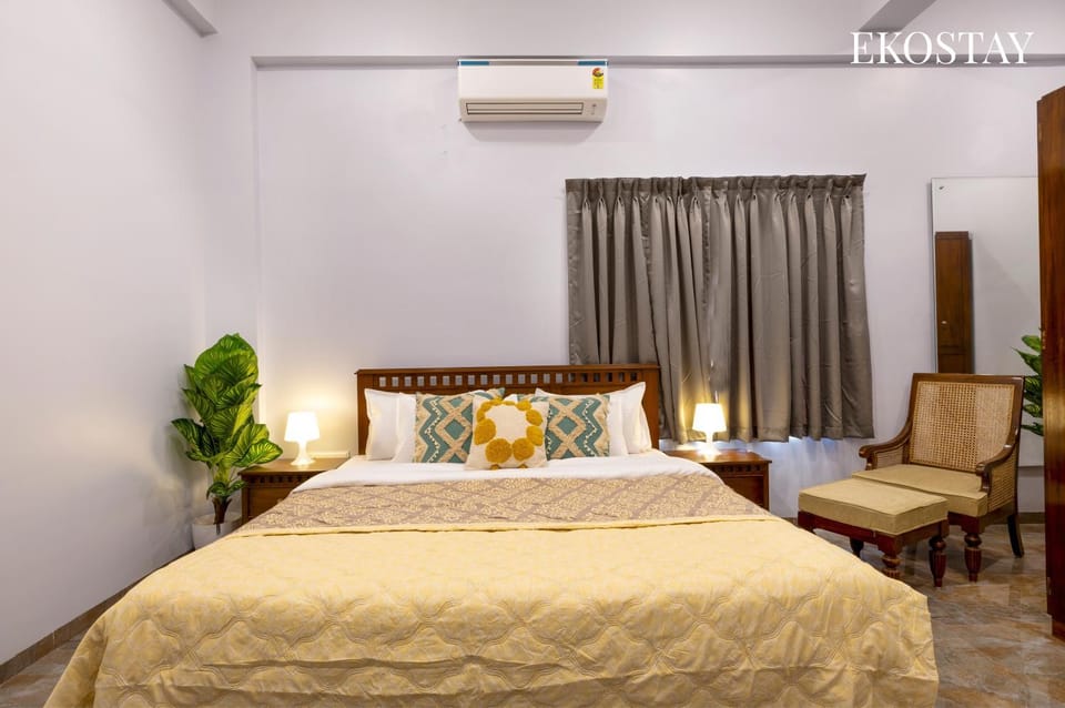 Bed, Living room, Photo of the whole room, Seating area, Bedroom, air conditioner