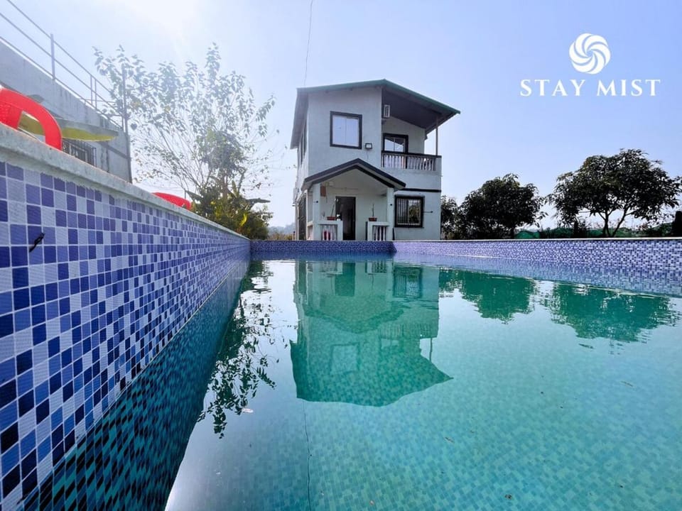 Property building, Day, Pool view, Swimming pool